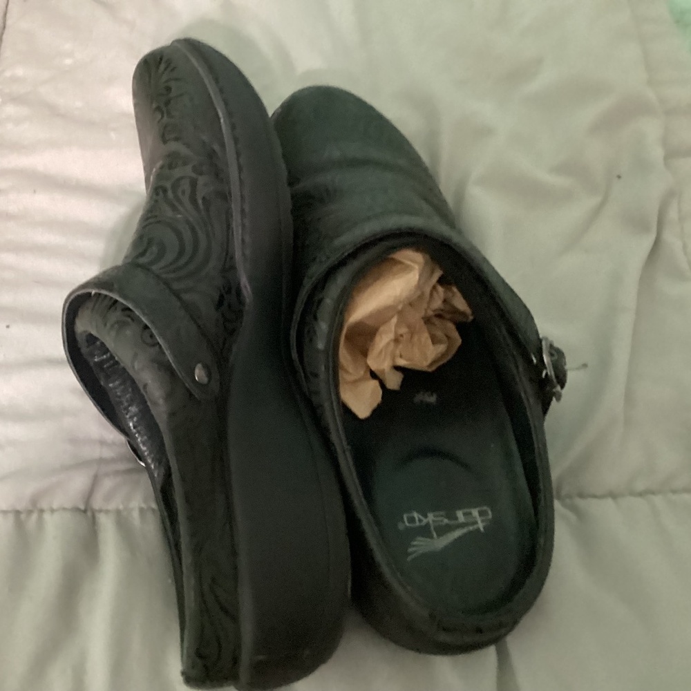 Dansko clogs slip resistant black leather embossed  size 8.5-9 Eu 39